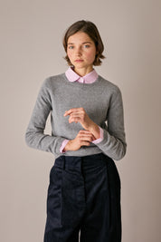 Maglia in lana e cashmere grigio chiaro, linea essenziale e silhouette versatile