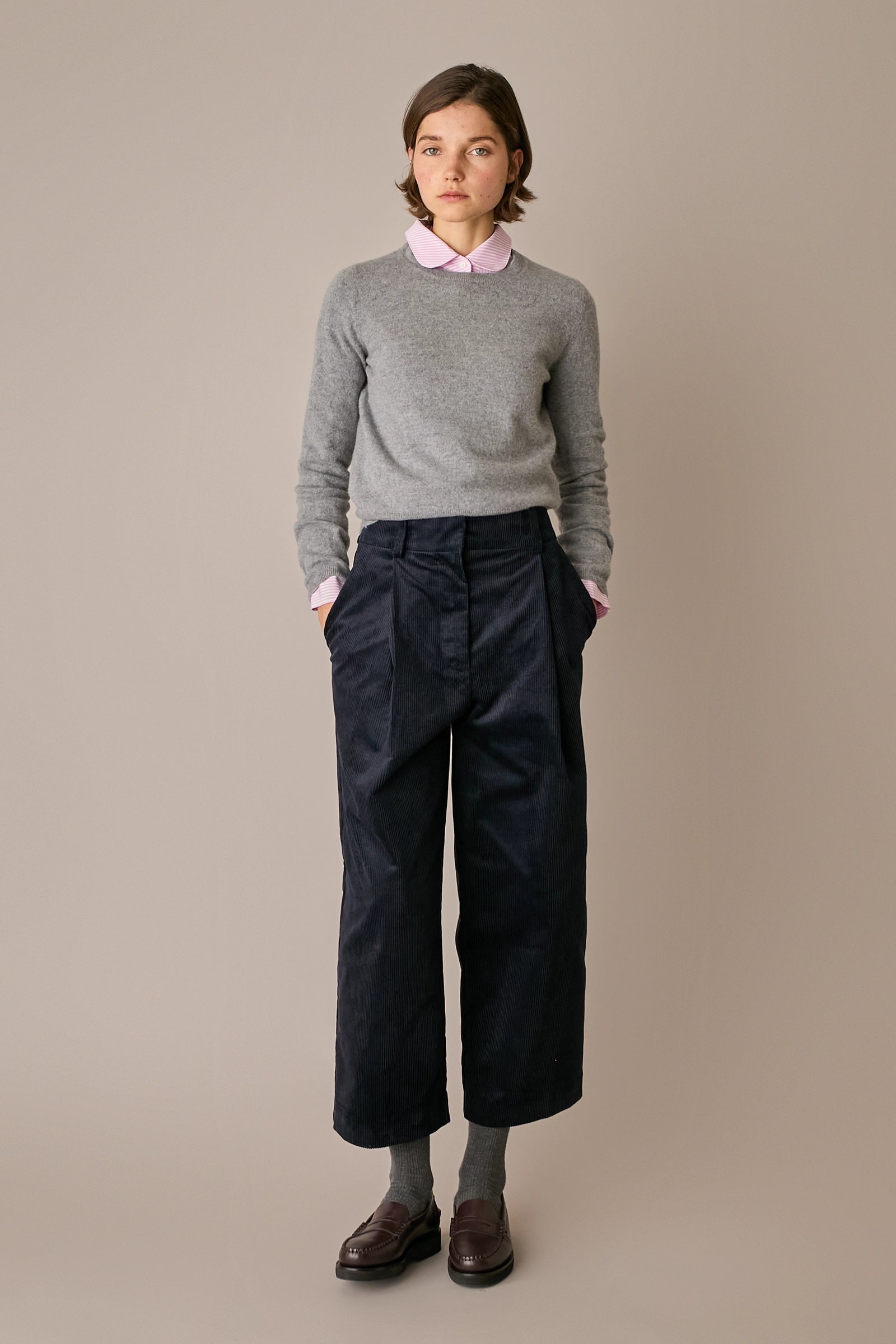 Maglia in lana e cashmere grigio chiaro, silhouette versatile e struttura in lana Merino