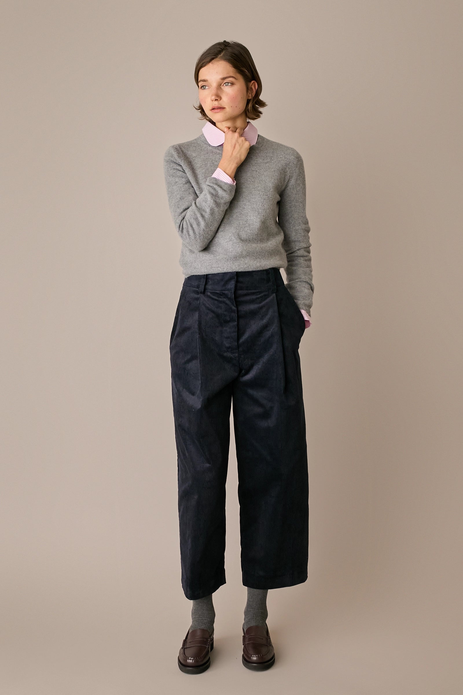 Maglia in lana e cashmere grigio chiaro, silhouette versatile