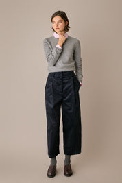 Maglia in lana e cashmere grigio chiaro, silhouette versatile
