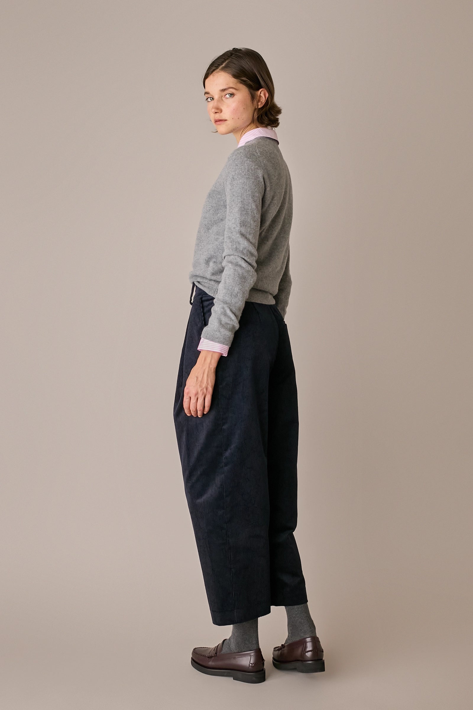 Maglia in lana e cashmere grigio chiaro, finitura pulita e linea essenziale
