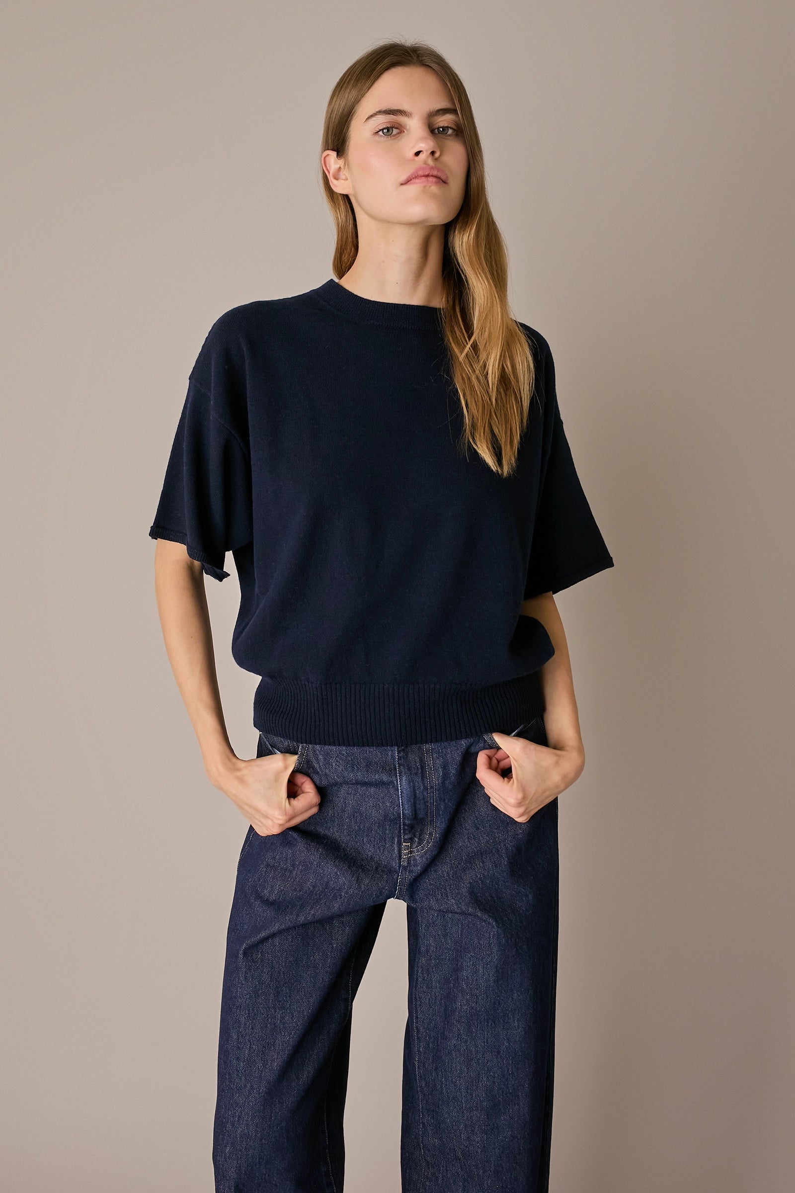 Maglia in lana e cashmere a mezze maniche blu navy, in filato cardato Matis