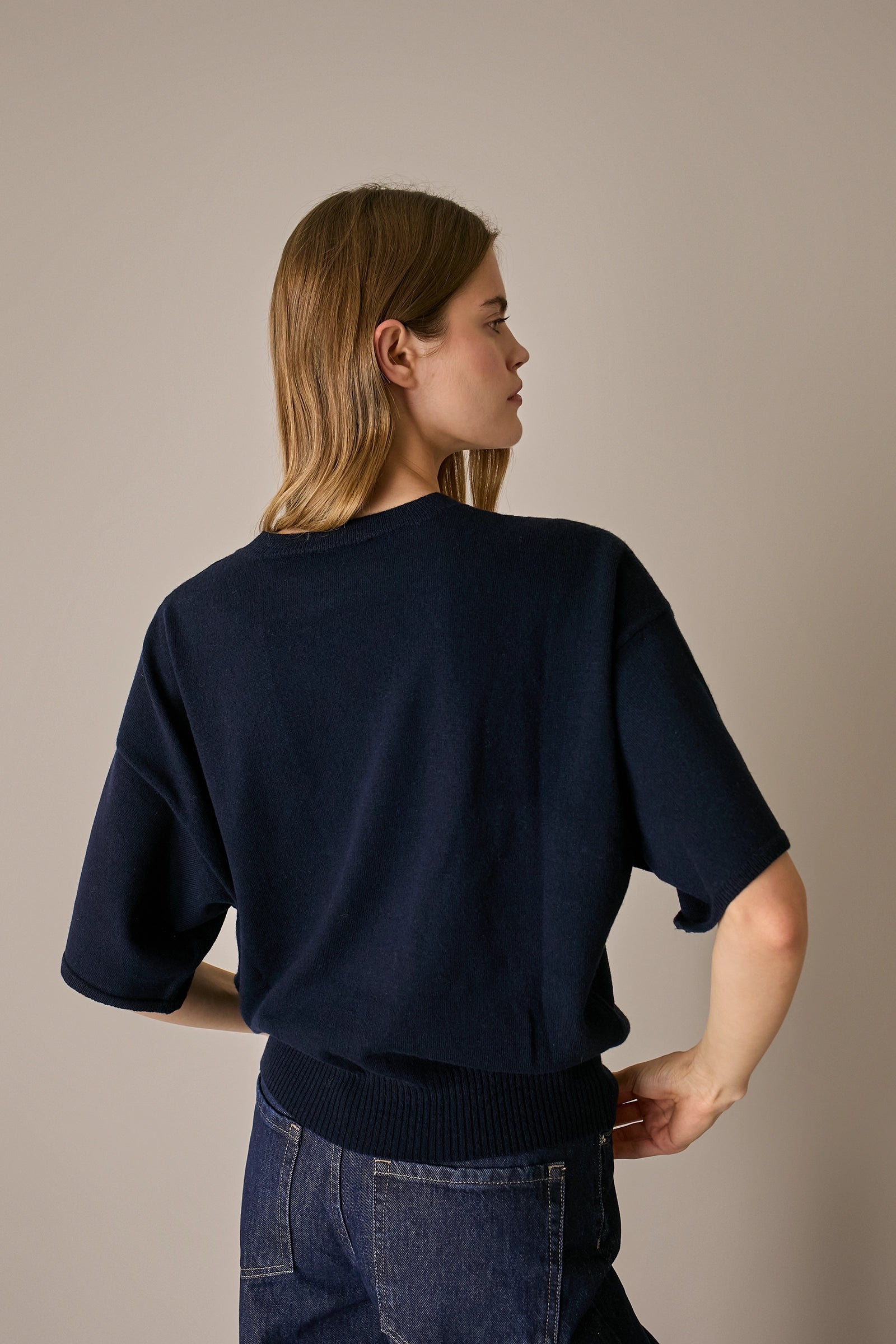 Maglia in lana e cashmere a mezze maniche blu navy con mezze maniche