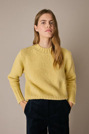 Maglia girocollo in lana e alpaca giallino in lana Merino, linea essenziale