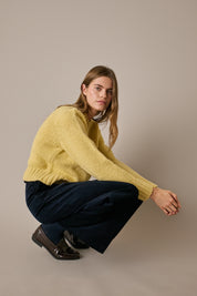 Maglia girocollo in lana e alpaca giallino, silhouette versatile