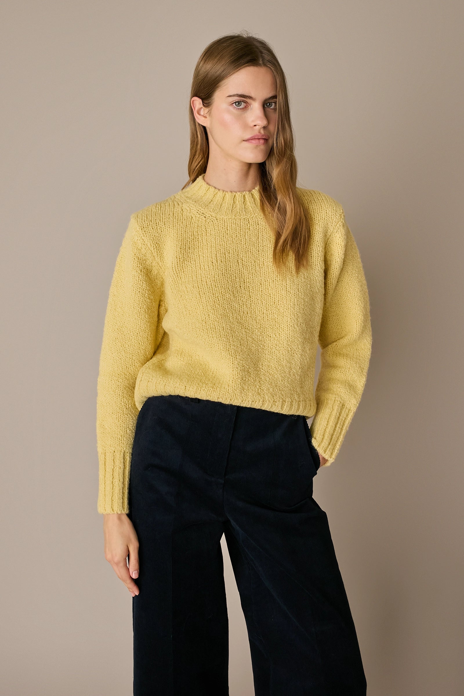 Maglia girocollo in lana e alpaca giallino, linea essenziale in lana Merino