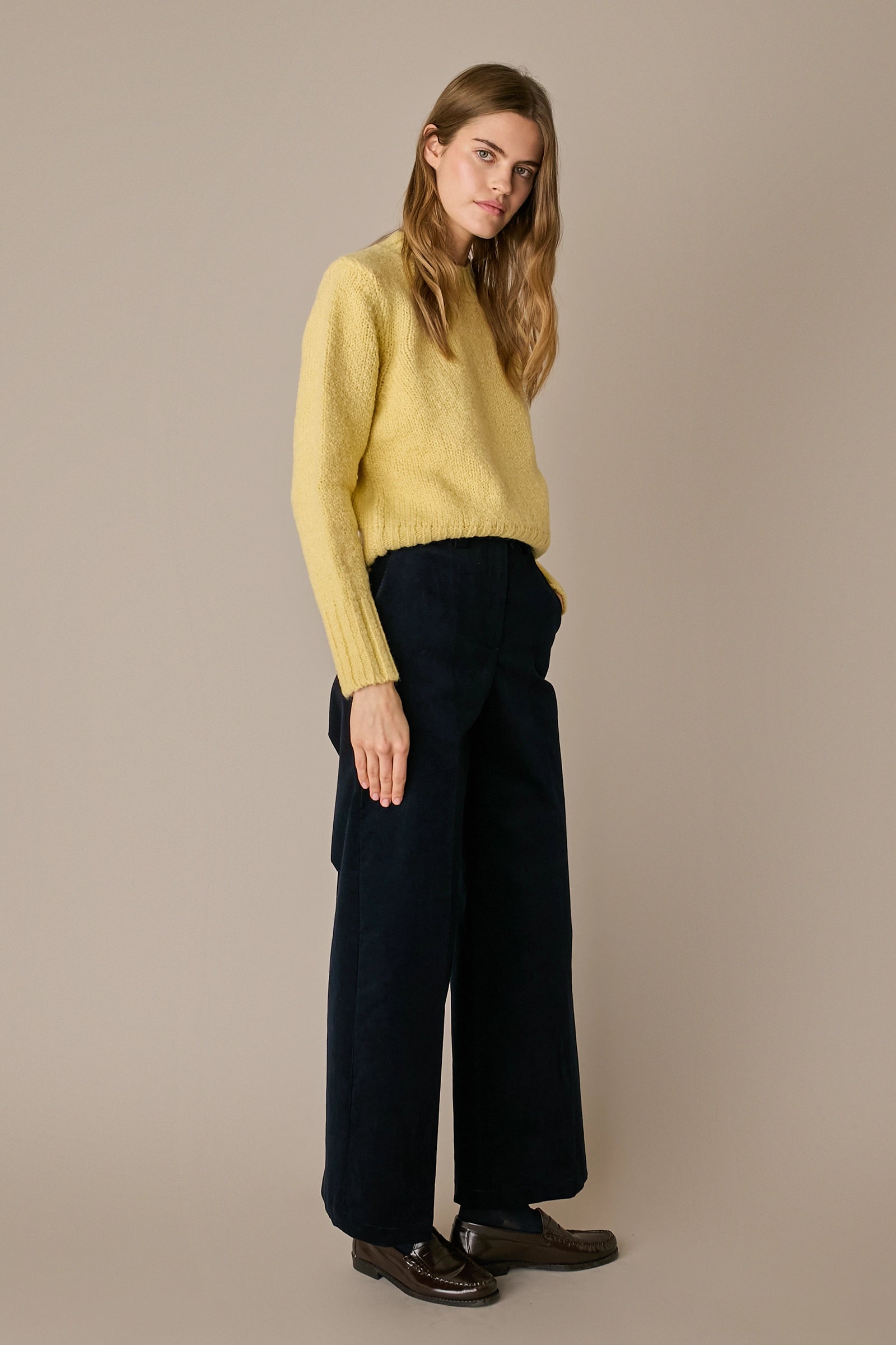 Maglia girocollo in lana e alpaca giallino con silhouette versatile