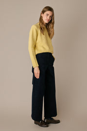 Maglia girocollo in lana e alpaca giallino con silhouette versatile