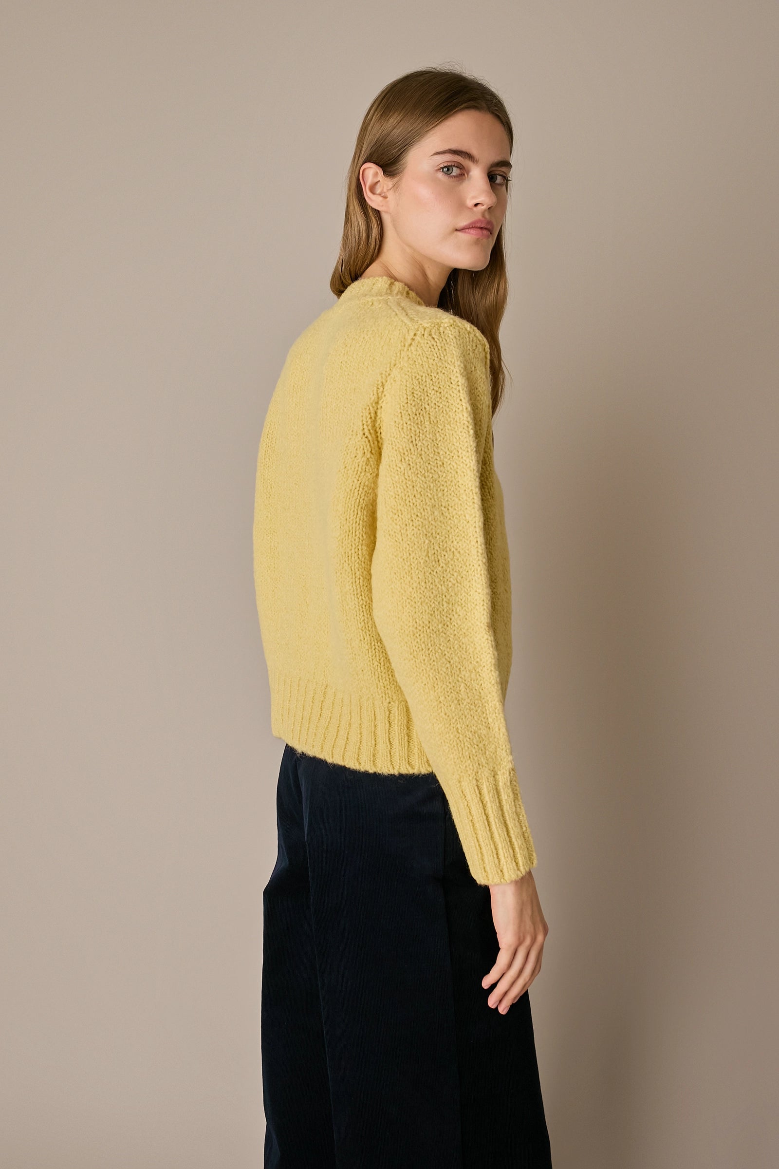 Maglia girocollo in lana e alpaca giallino, linea essenziale