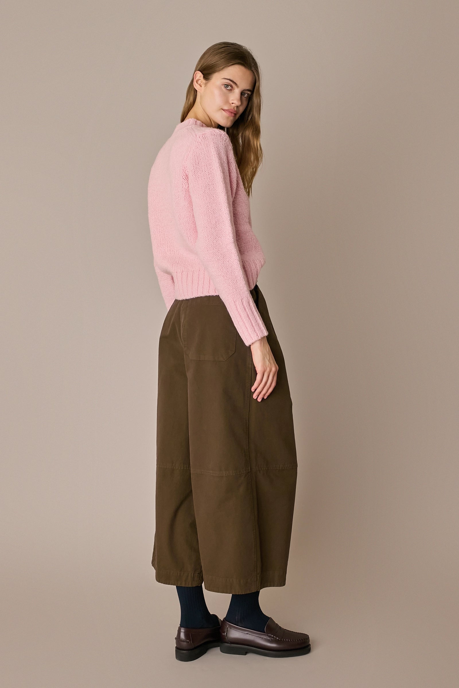 Maglia girocollo in lana e alpaca rosa, silhouette versatile e struttura in lana e alpaca