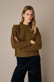 Maglia girocollo in lana e alpaca verde oliva, finitura raffinata