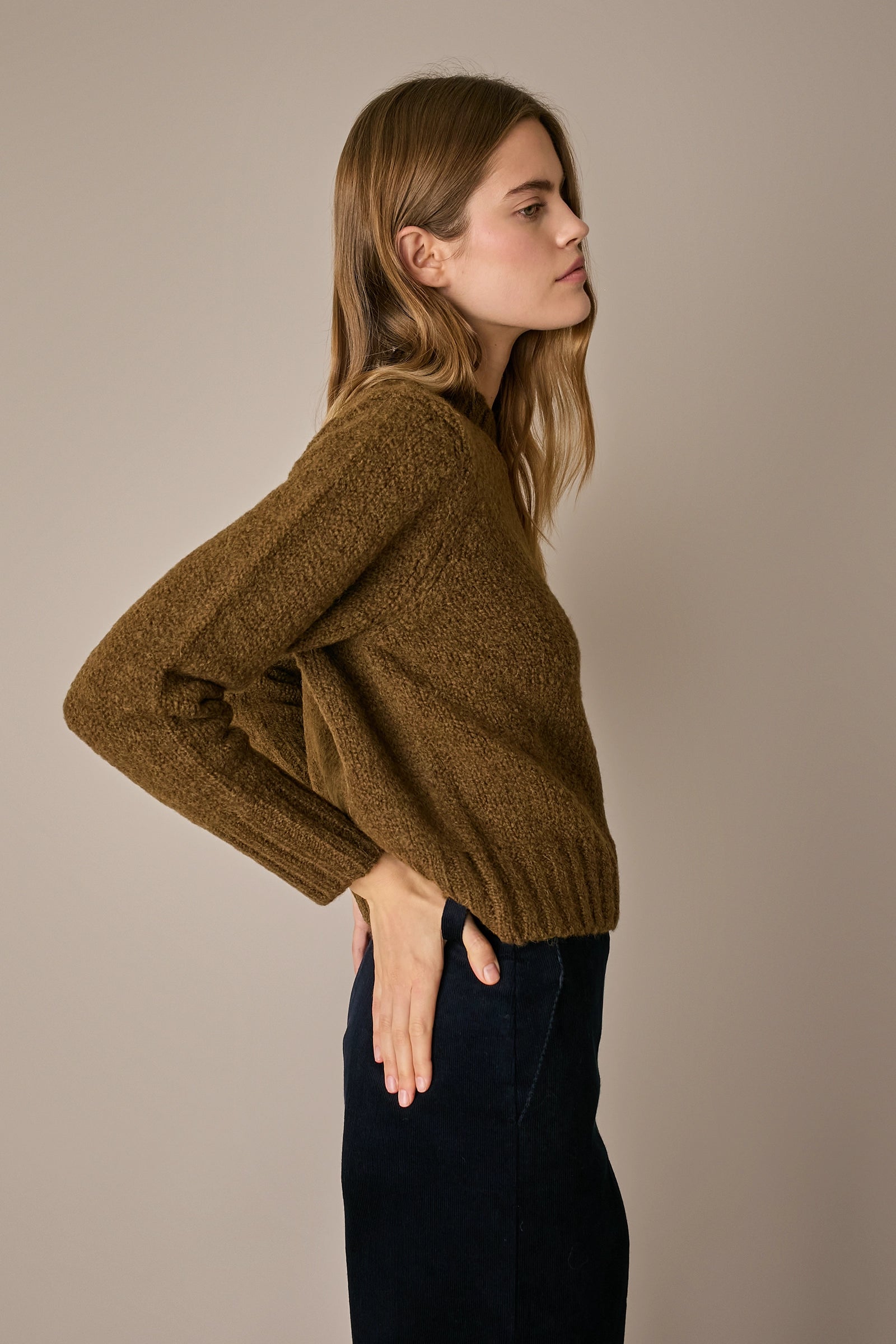 Maglia girocollo in lana e alpaca verde oliva, silhouette versatile e struttura in lana e alpaca