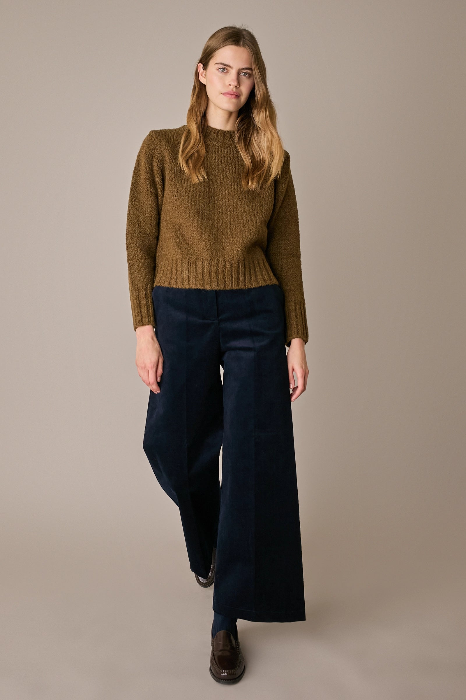 Maglia girocollo in lana e alpaca verde oliva, linea essenziale e silhouette versatile