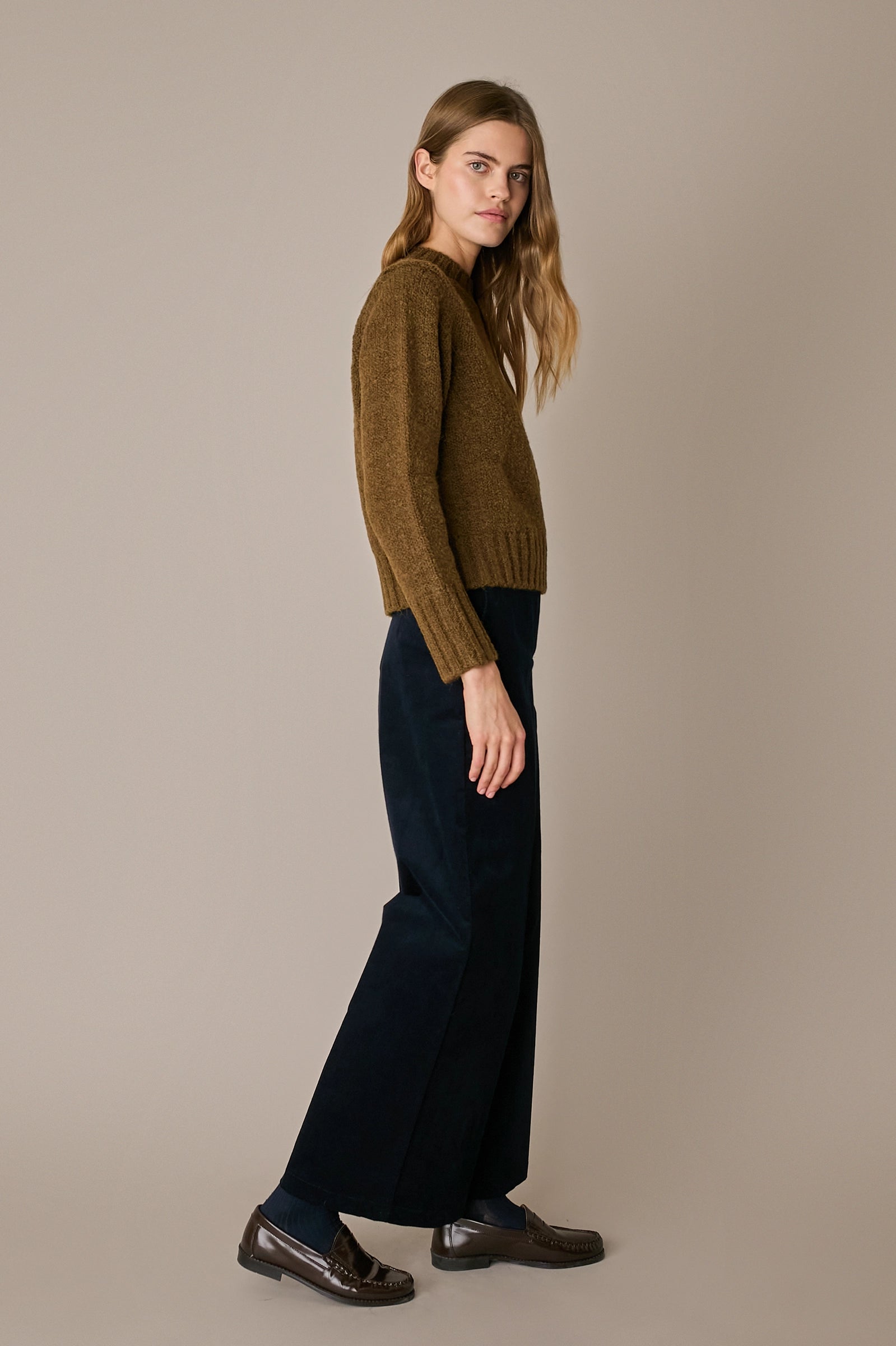 Maglia girocollo in lana e alpaca verde oliva, silhouette versatile
