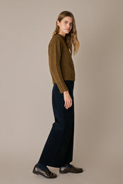 Maglia girocollo in lana e alpaca verde oliva, silhouette versatile
