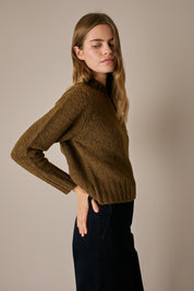 Maglia girocollo in lana e alpaca verde oliva, in filato bouclé