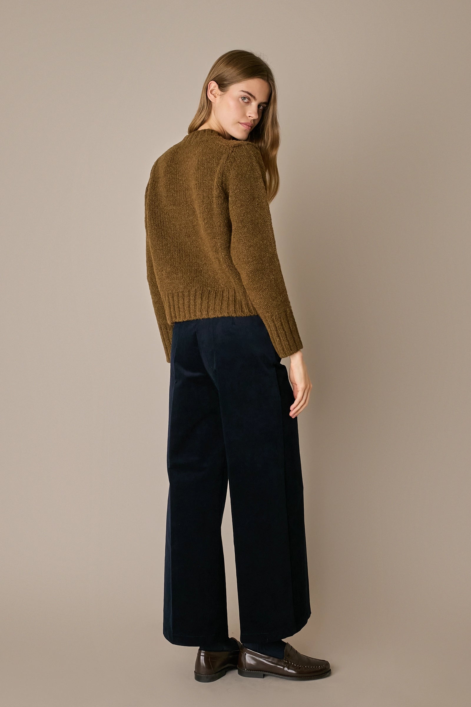 Maglia girocollo in lana e alpaca verde oliva, linea essenziale e silhouette versatile, in lana Merino