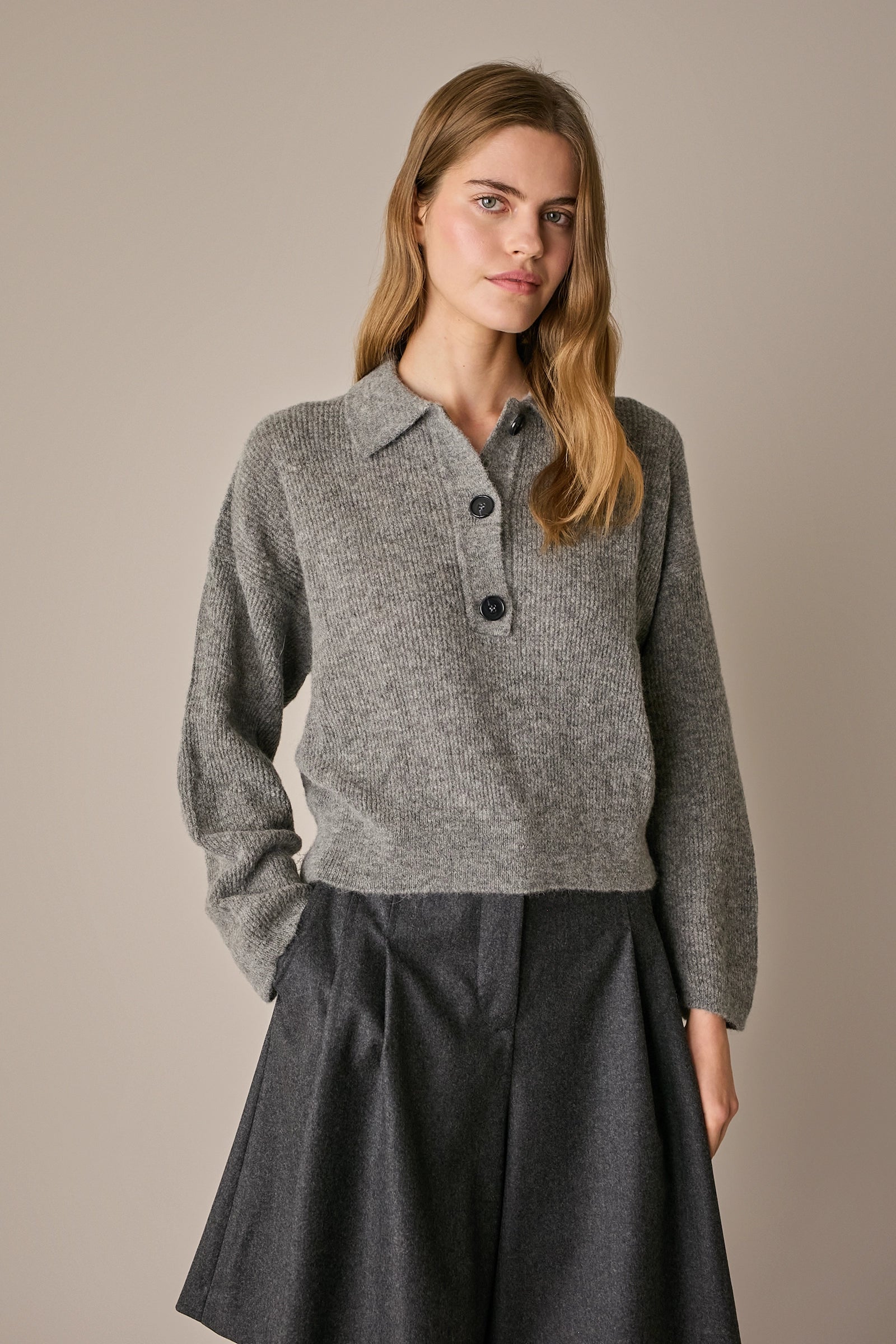 Polo over in alpaca e lana grigio chiaro, spalle scese