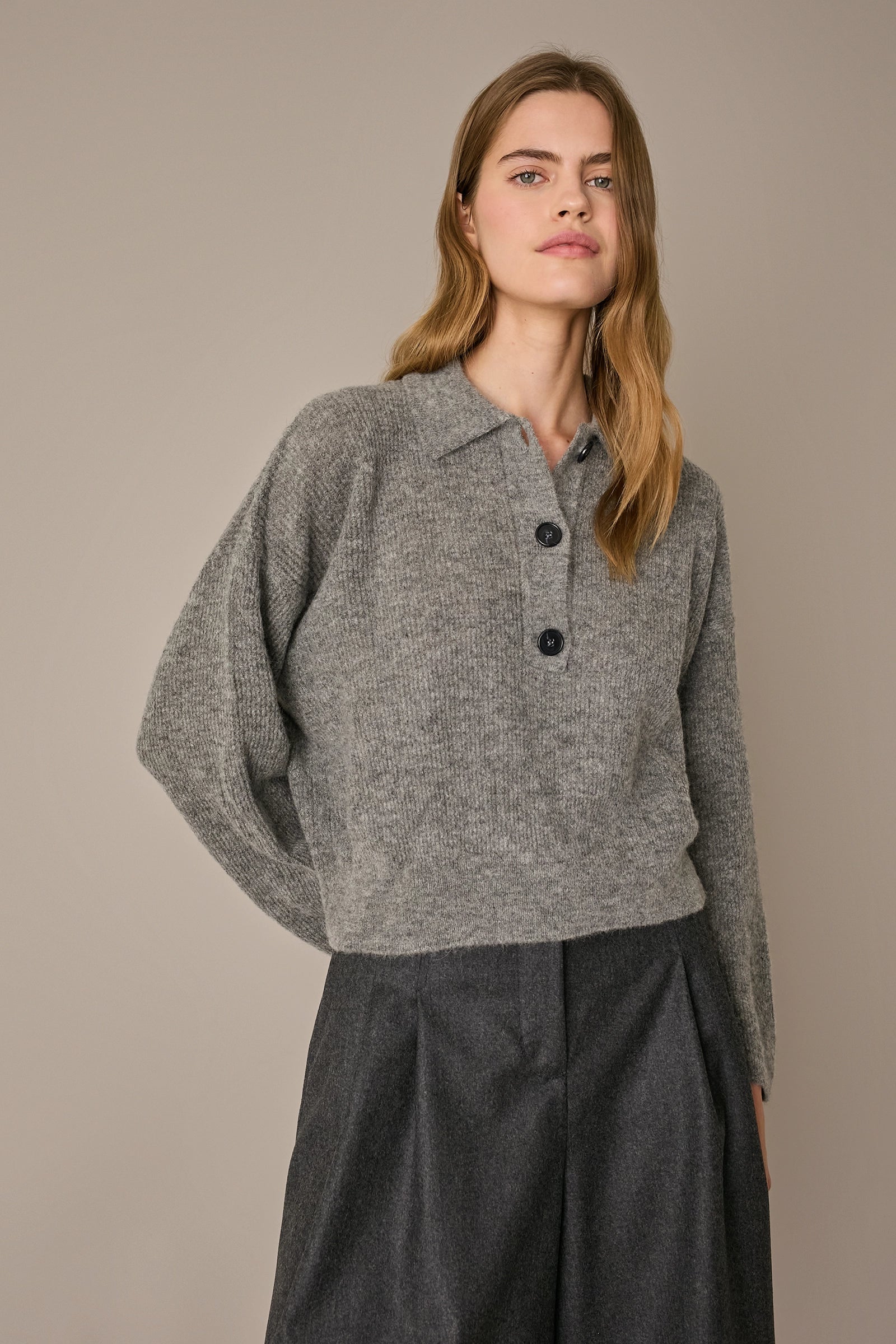 Polo over in alpaca e lana grigio chiaro, taglio over, con spalle scese