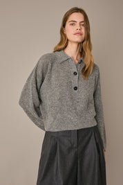 Polo over in alpaca e lana grigio chiaro, taglio over, con spalle scese