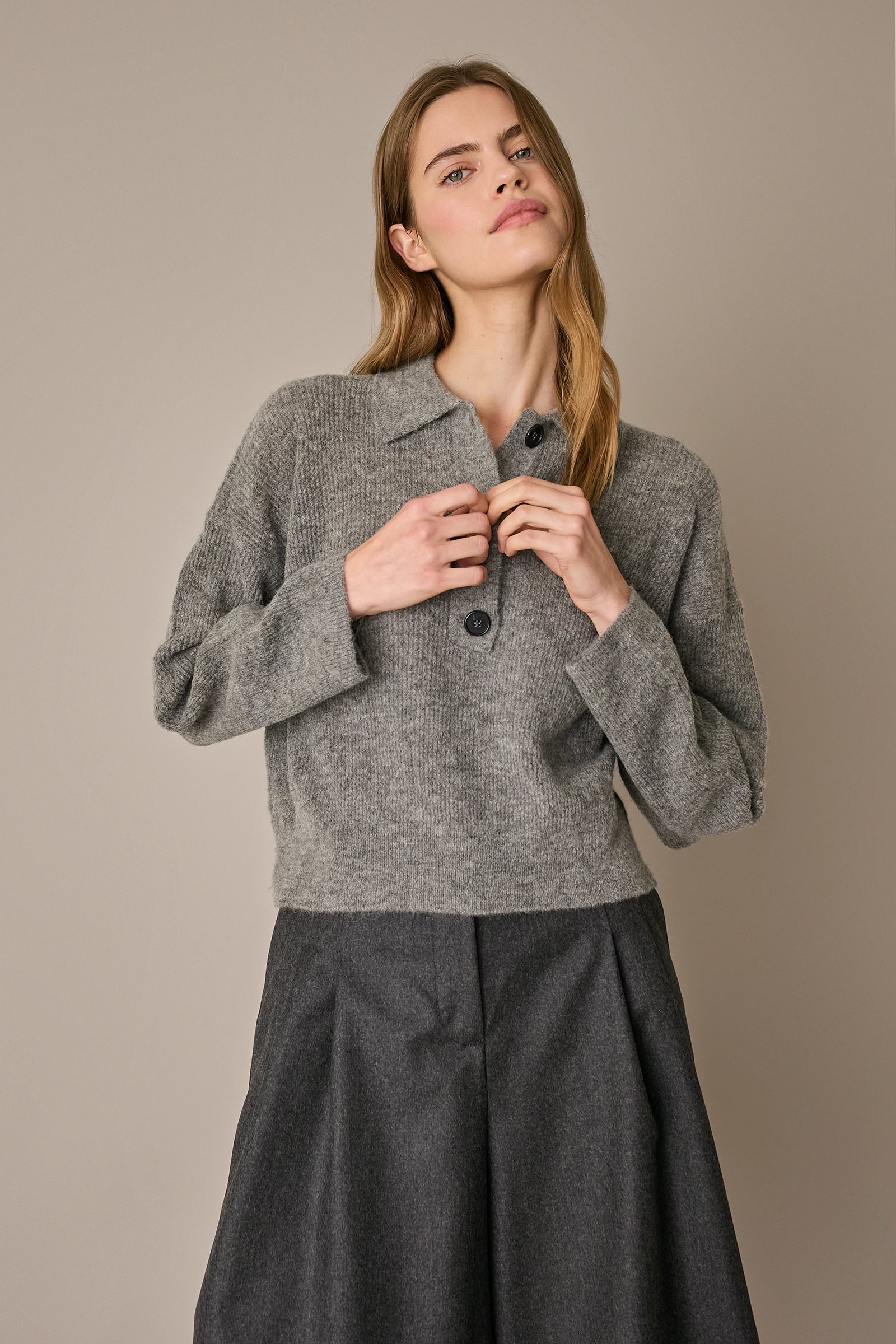 Polo over in alpaca e lana grigio chiaro, taglio over in lana Merino