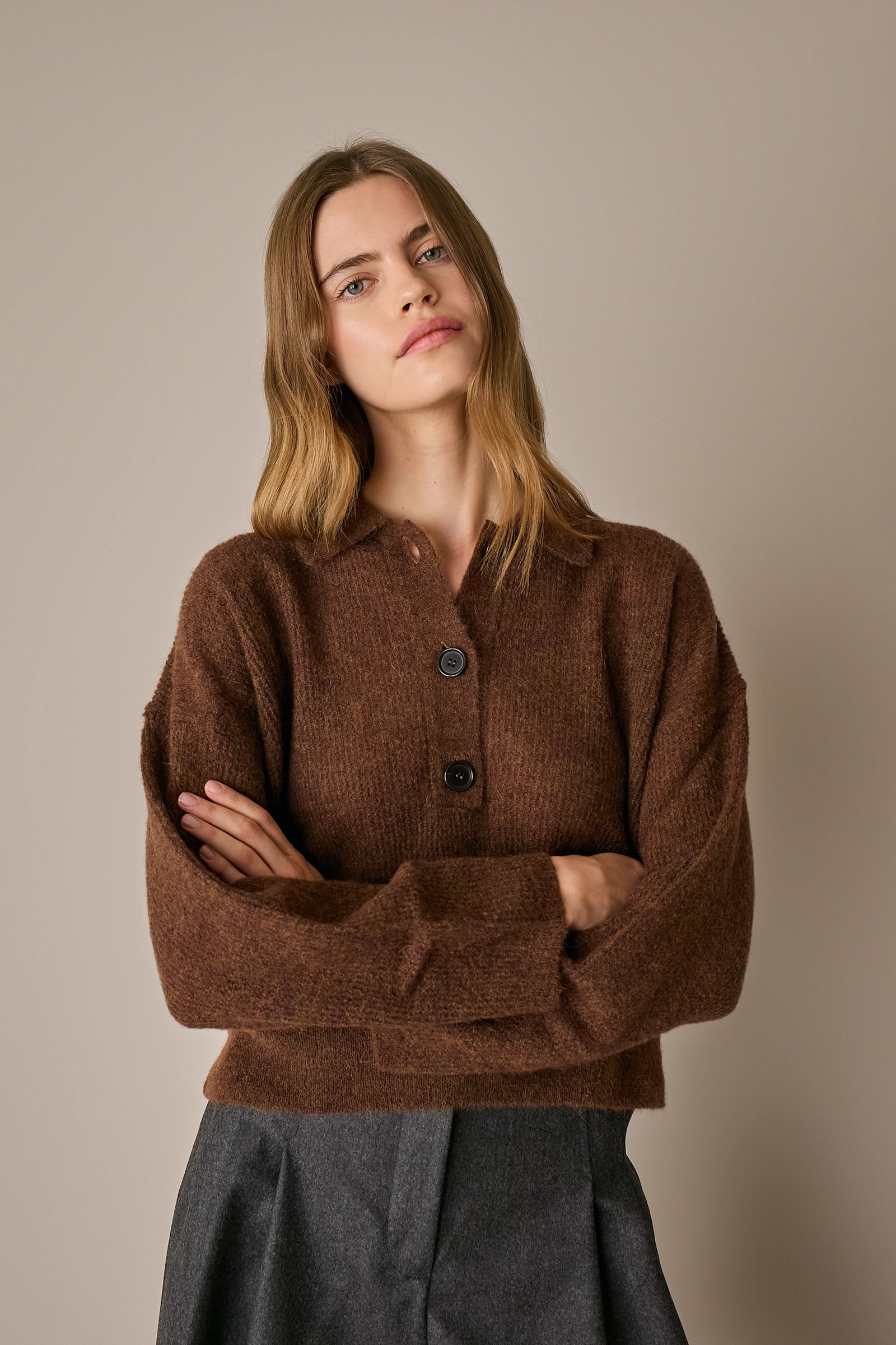 Polo over in alpaca e lana marrone, spalle scese