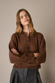 Polo over in alpaca e lana marrone, spalle scese