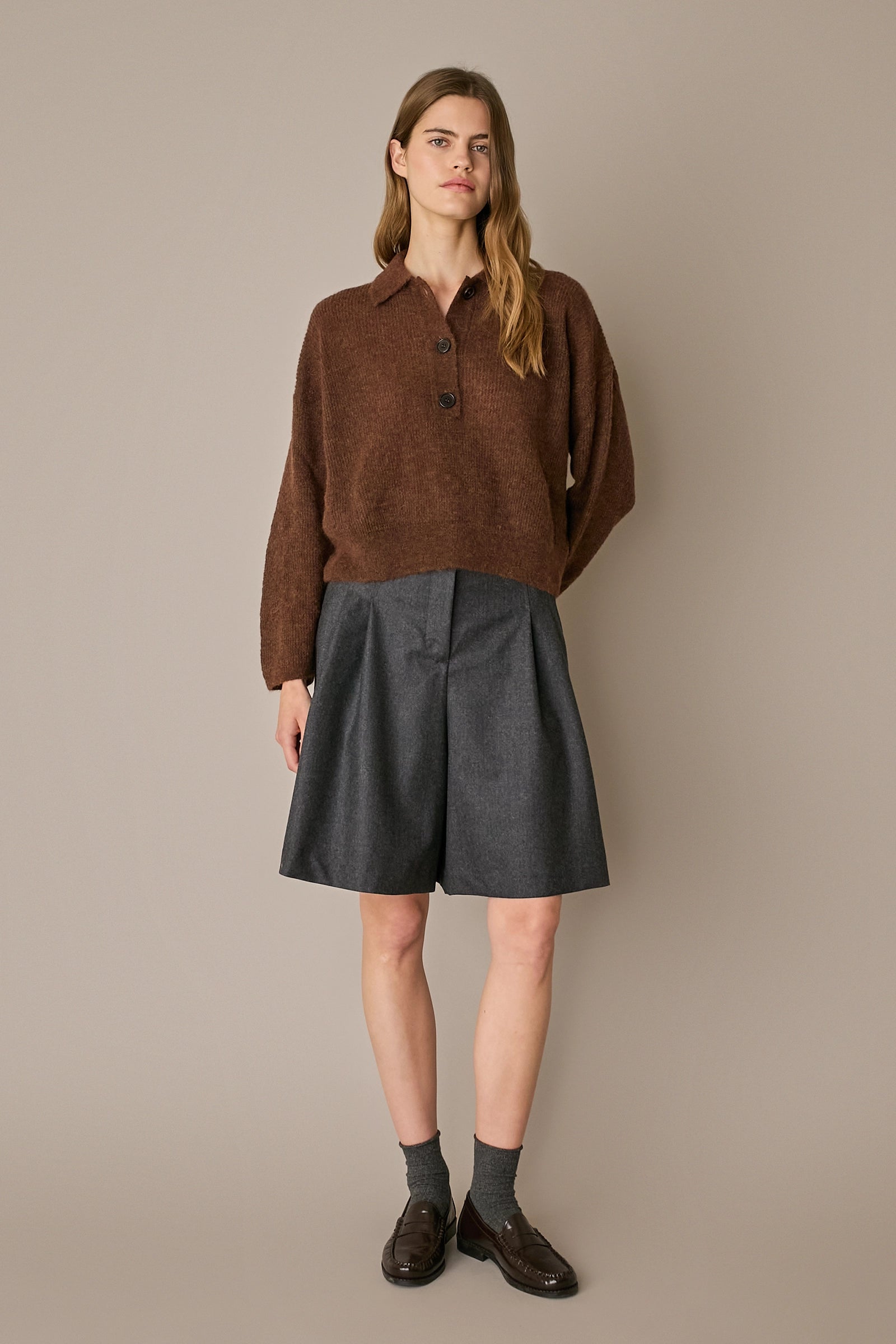 Polo over in alpaca e lana marrone, taglio over e spalle scese