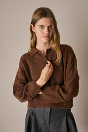 Polo over in alpaca e lana marrone, spalle scese e struttura in alpaca
