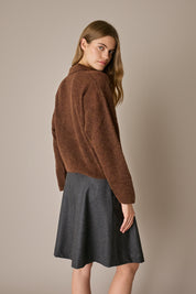 Polo over in alpaca e lana marrone, spalle scese e taglio over