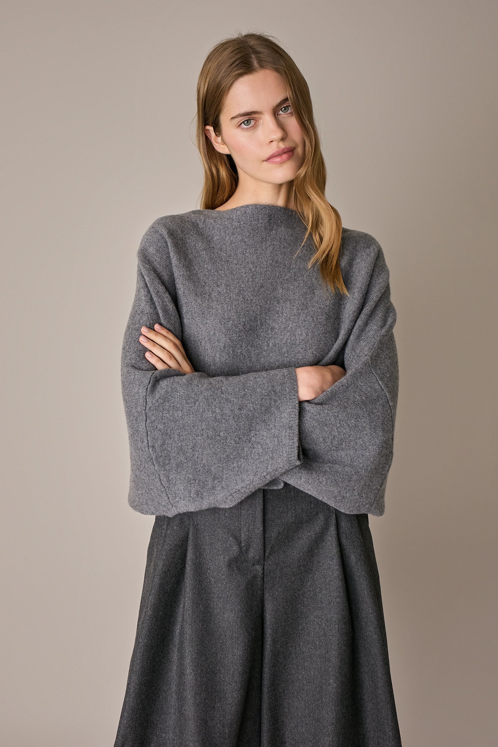 Maglione over a cappa grigio, in lana Merino Supergeelong extrafine, linea essenziale