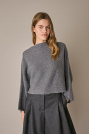 Maglione over a cappa grigio con finitura pulita