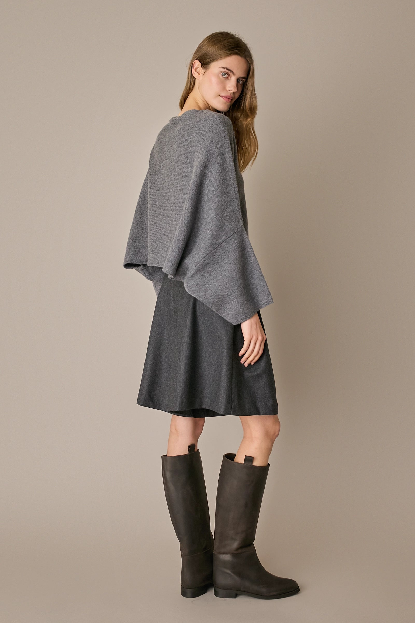 Maglione over a cappa grigio, silhouette versatile