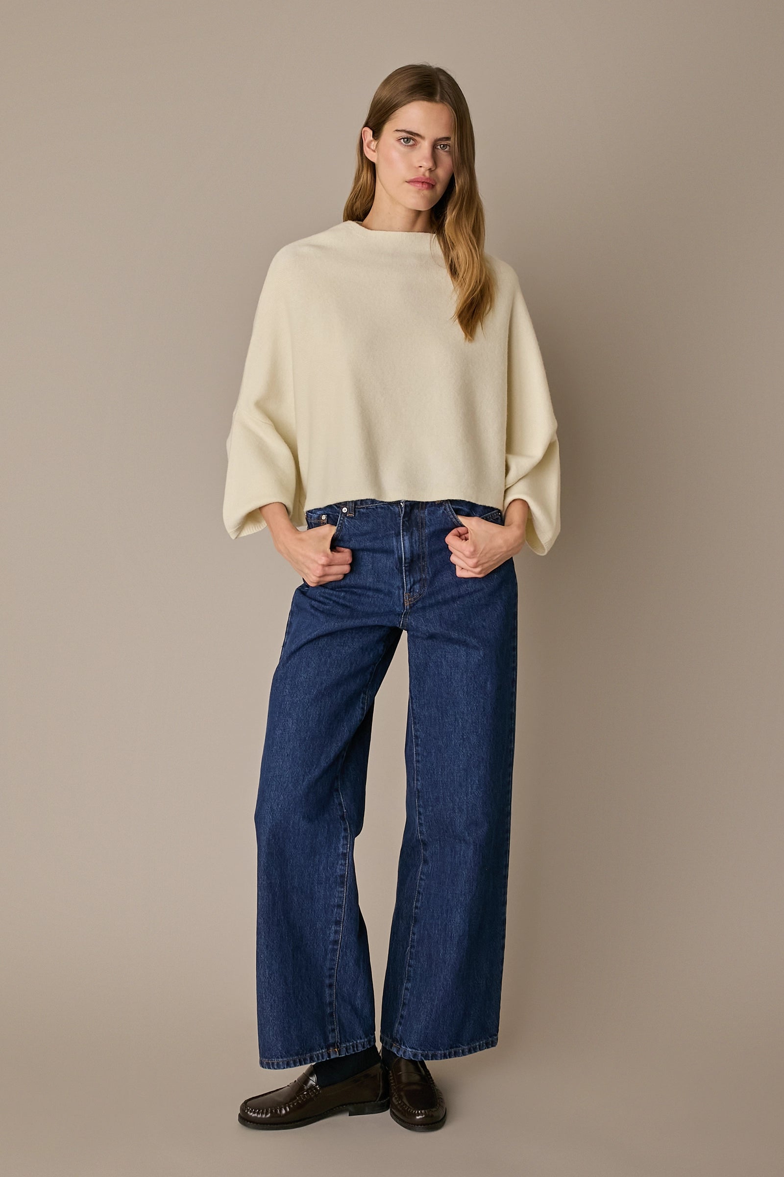 Maglione over a cappa panna, silhouette versatile e struttura in lana Merino extrafine