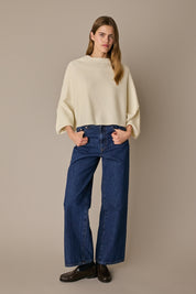Maglione over a cappa panna, silhouette versatile e struttura in lana Merino extrafine