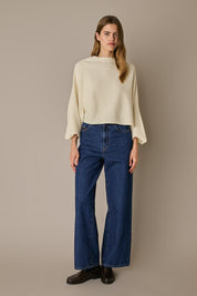 Maglione over a cappa panna