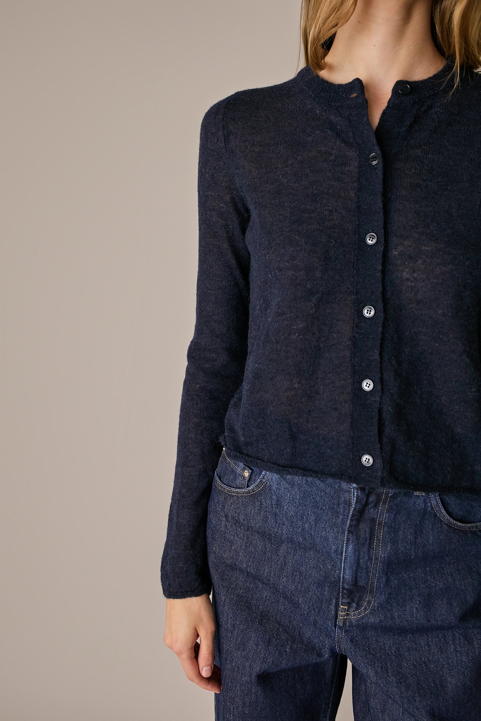 Cardigan sottile in alpaca blu navy, linea essenziale e silhouette versatile