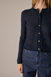 Cardigan sottile in alpaca blu navy, linea essenziale e silhouette versatile