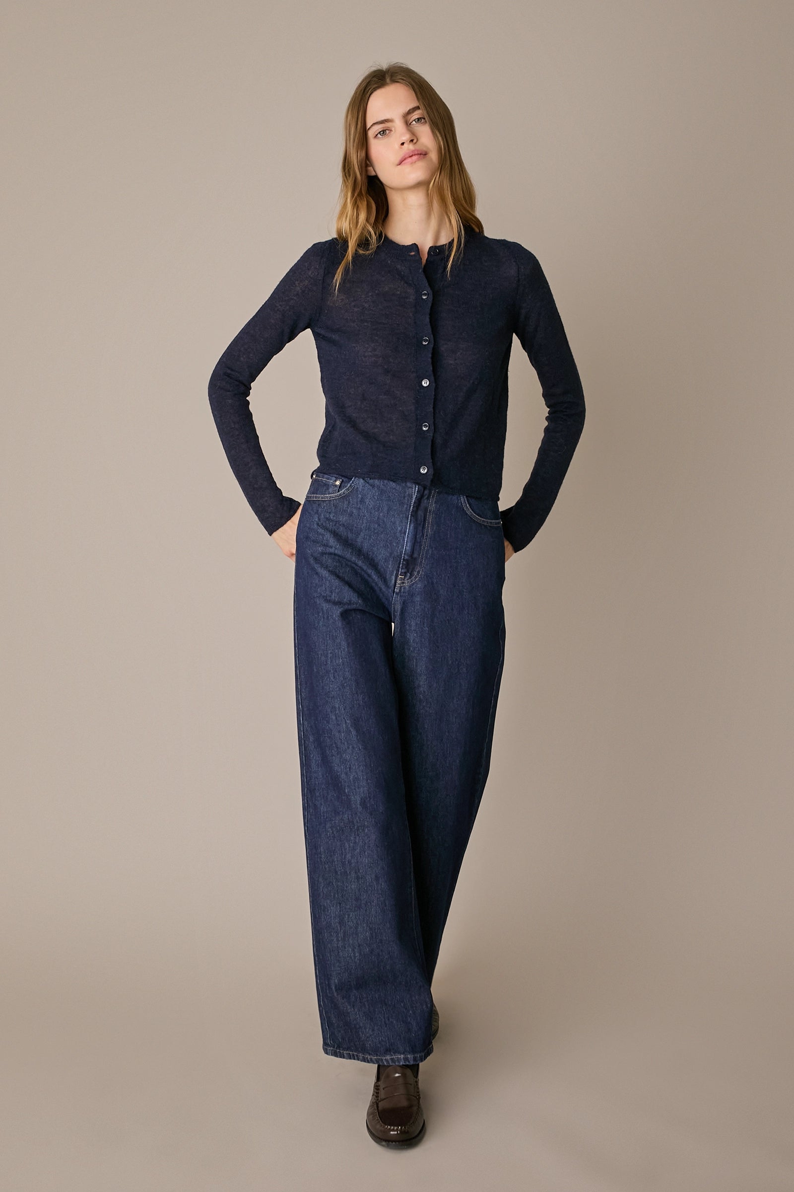 Cardigan sottile in alpaca blu navy, silhouette versatile in alpaca