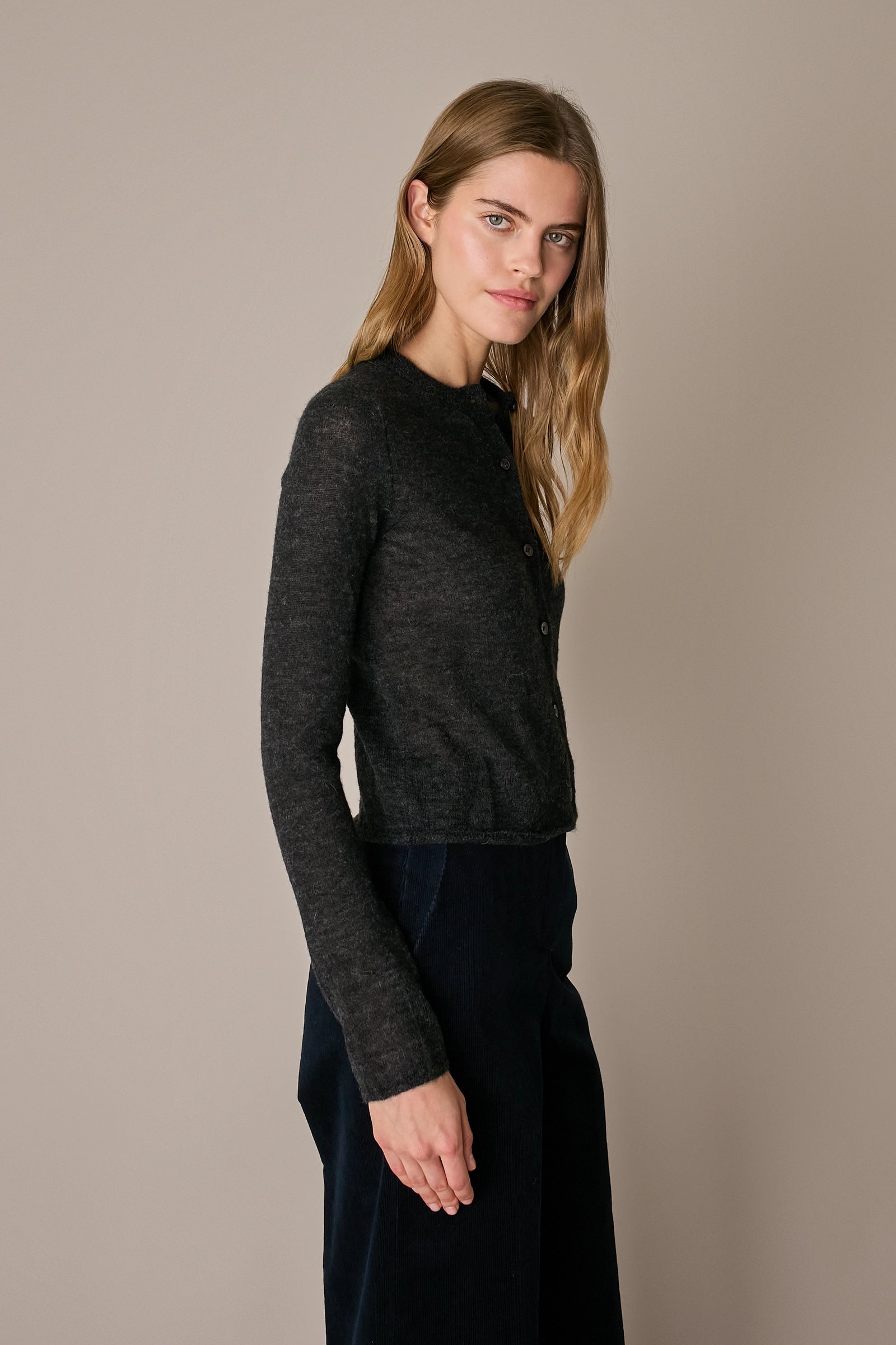 Cardigan sottile in alpaca antracite, linea essenziale e silhouette versatile