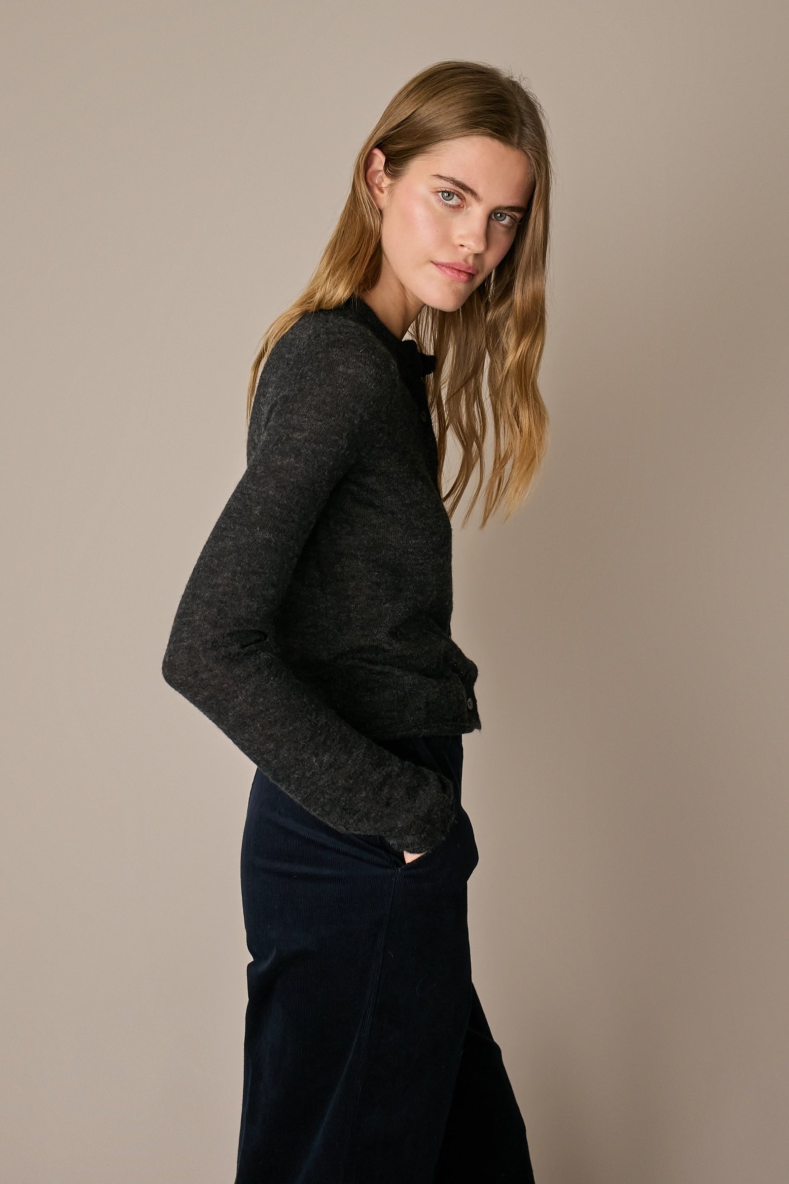 Cardigan sottile in alpaca antracite, silhouette versatile e struttura in alpaca