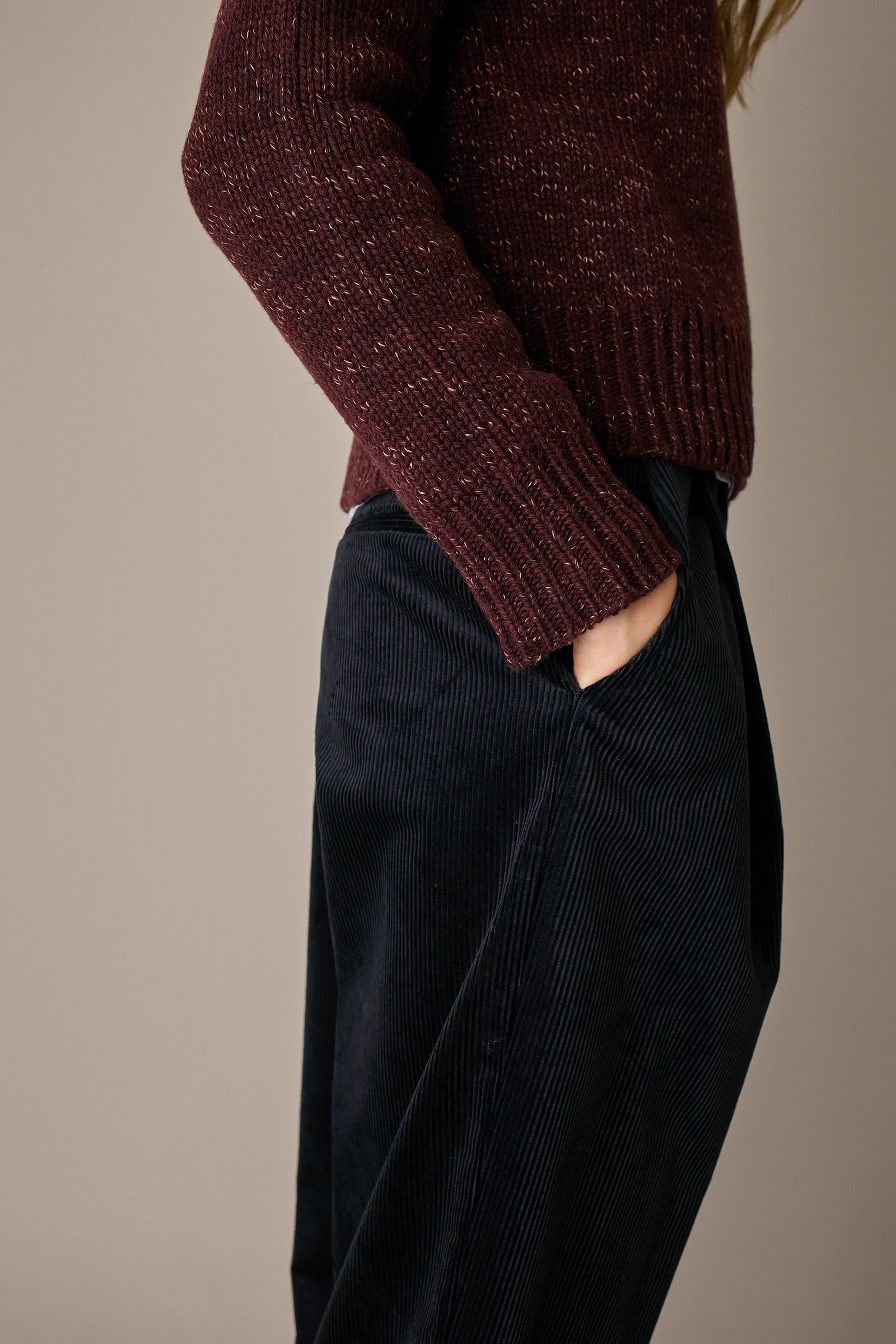 Maglia girocollo con lavorazione a trecce bordeaux, lavorazione a trecce e struttura in lana Merino extrafine