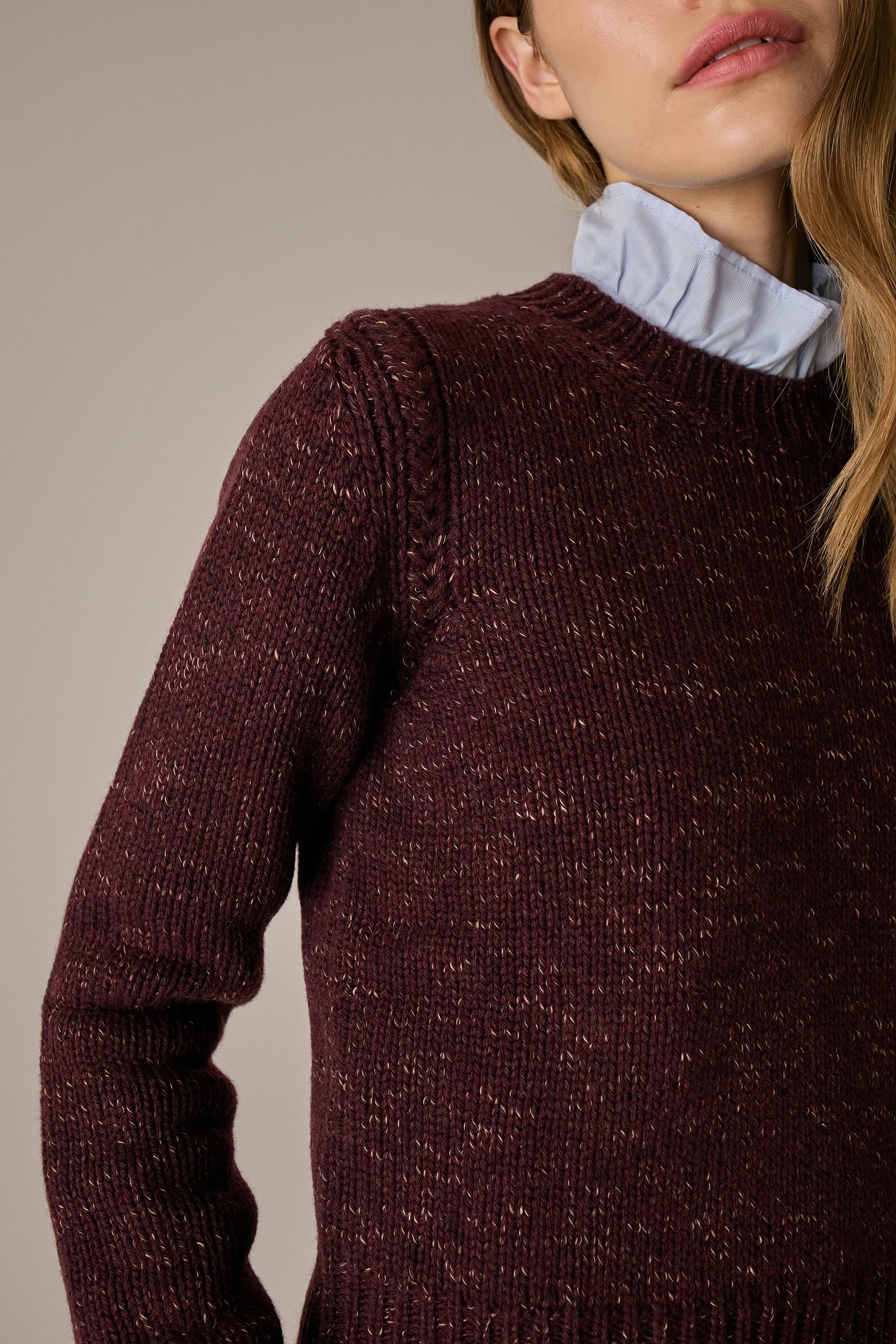 Maglia girocollo con lavorazione a trecce bordeaux, lavorazione a trecce in lana Merino extrafine