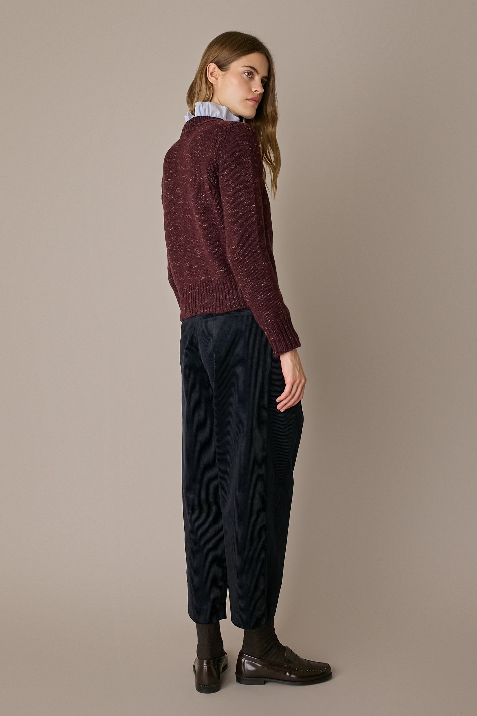 Maglia girocollo con lavorazione a trecce bordeaux in cashmere, lavorazione a trecce