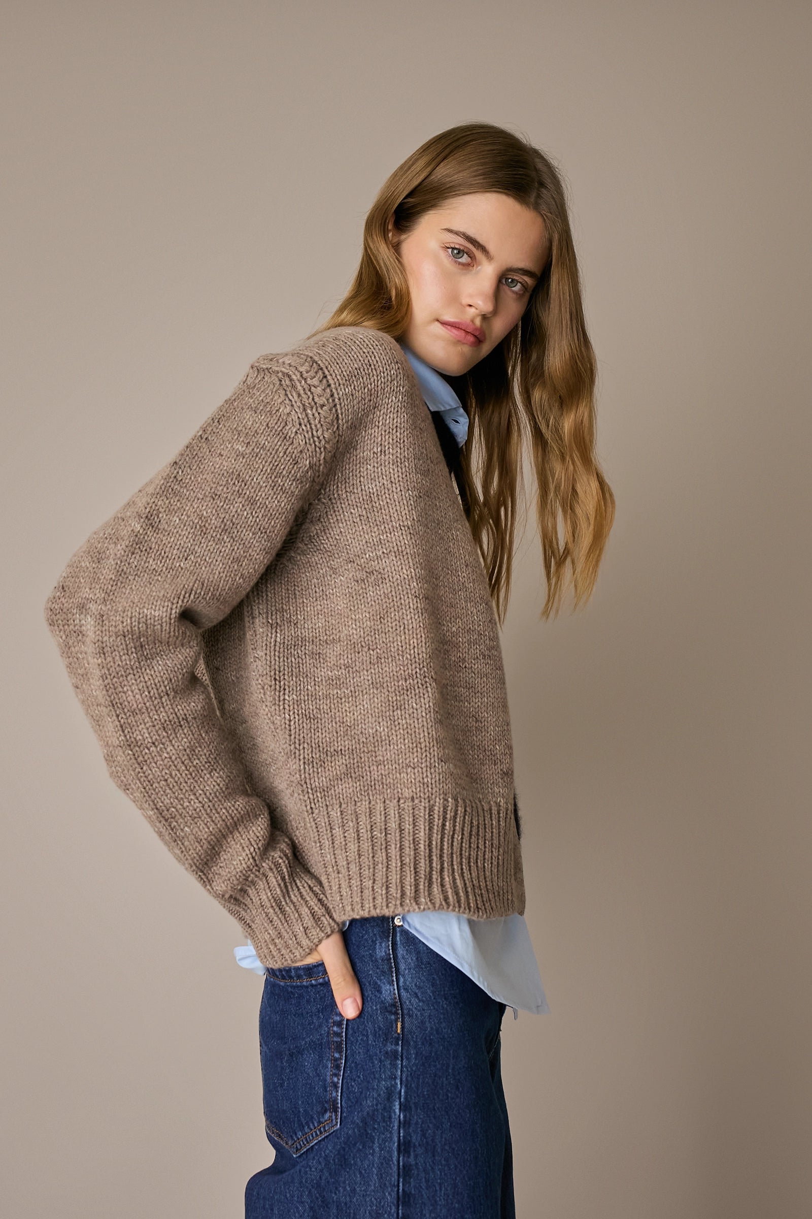Cardigan in lana Merino Supergeelong beige in lana Merino, silhouette versatile