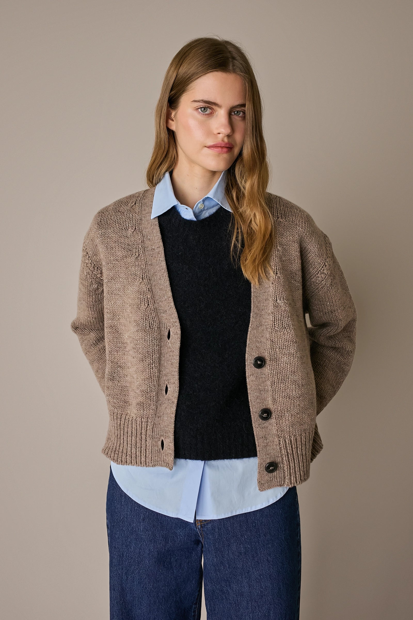 Cardigan in lana Merino Supergeelong beige, linea essenziale e silhouette versatile