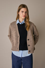 Cardigan in lana Merino Supergeelong beige, linea essenziale e silhouette versatile