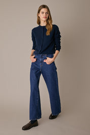 Cardigan in puro cashmere blu navy, linea essenziale e silhouette versatile