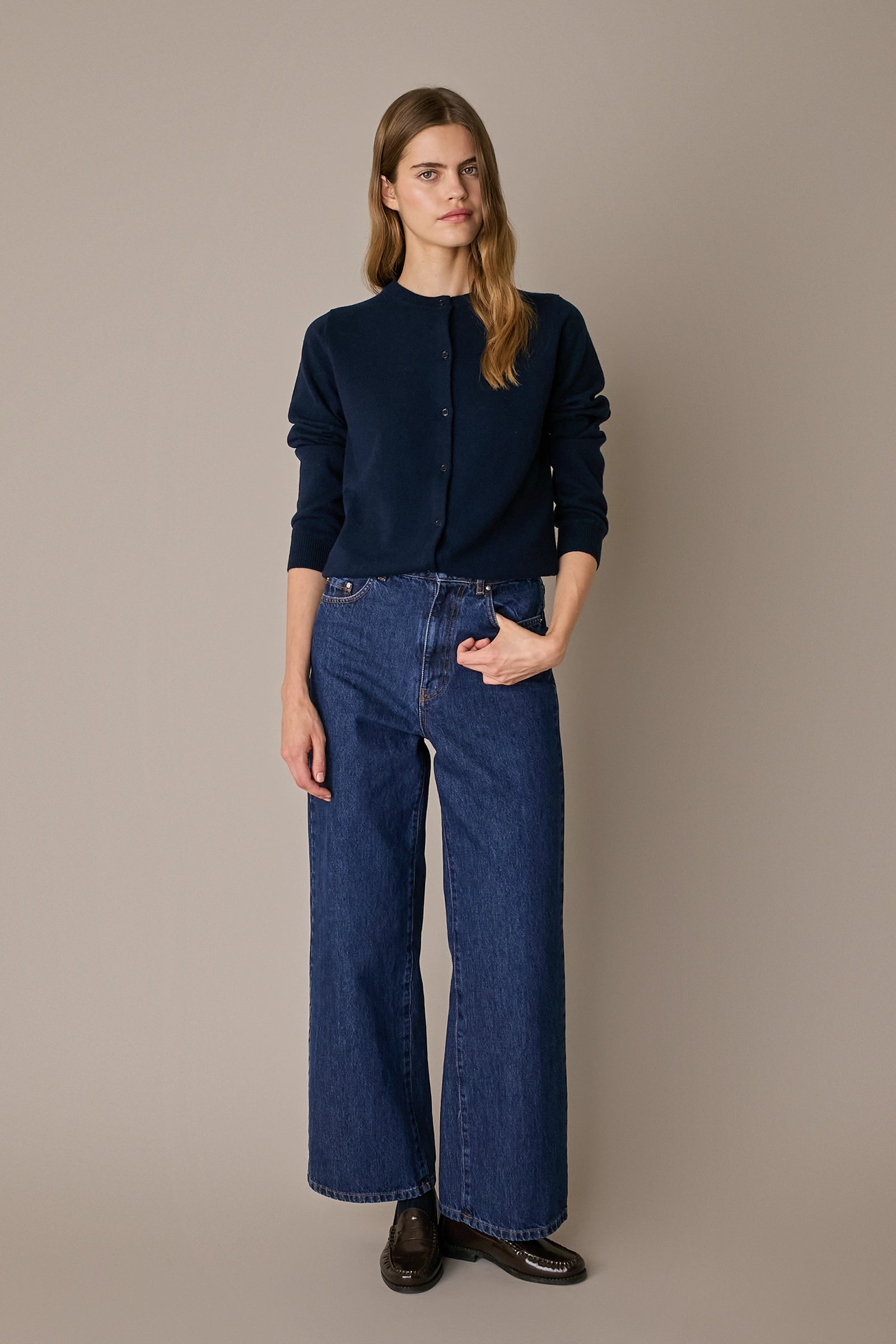 Cardigan in puro cashmere blu navy, silhouette versatile in puro cashmere