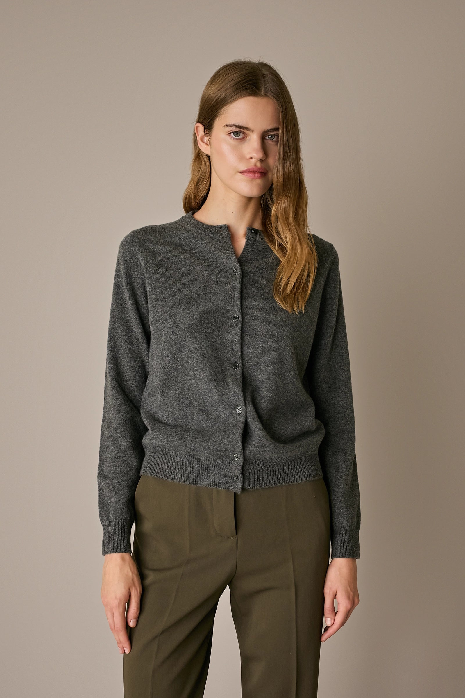 Cardigan in puro cashmere grigio con linea essenziale